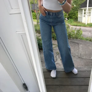 Wide Weekday Jeans ❤️ - Säljer nu mina älskade Weekday jeans i deras populära modell Ace, dessa jeans är verkligen guld. Säljer dom pga att dom blivit för små för mig. Dessa jeans passar verkligen till ALLT. Köparen står för frakten. 🥰🥰