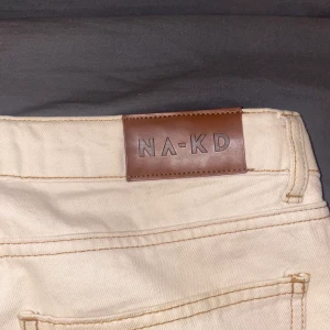 Vida beiga jeans - vida jeans från Na-kd. använd fåtal gånger. nypris 499:- mitt pris 120kr frakten ingår. storlek 40 men skulle säga 38 oxå kan ha dom. 