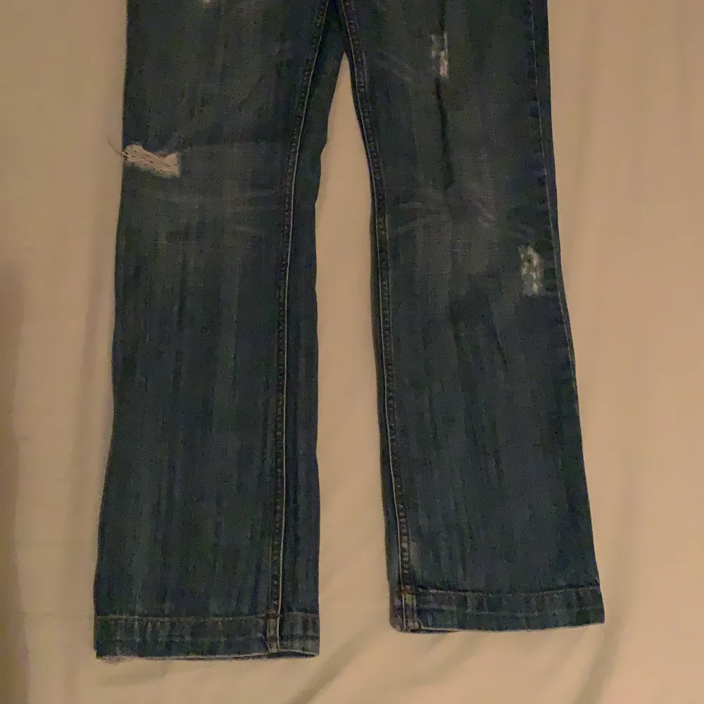 asballa jeans med slitningar/hål och coola bakfickor! ganska vida i benen och i fint skick:) frakt tillkommer🍄. Jeans & Byxor.