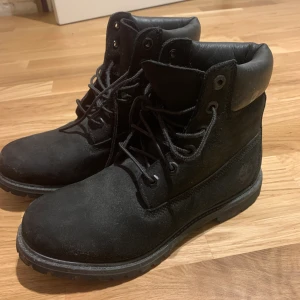 Timberland kängor  - Nästan helt nyköpta svarta Timberland kängor, storlek 39. Köptes nya för 1200kr. Skriv vid intresse. 💕💕💕