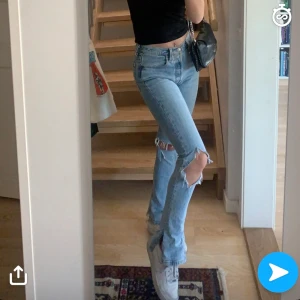 Levis jeans - Jeans med hål jag har klippt själv, klippta där nere och köpta sommaren 2019. Nypris 999kr, sitter lite tajta på mig som är en 36 i jeans så skulle säga att en 32/34 är perfekt o jag är ca 165cm de sitter som på bilden i längden