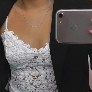 Vit body fråm hm Strl S  - En super söt body från hm, perfekt för utgångar och liknande! Använd tre gånger tidigare. (Liten i storleken!!) 💕💕