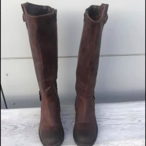 Dasia stövlar - Bruna dasia stövlar i storlek 40,  använda en vinter.                 Kan mötas upp eller skicka på posten mot fraktkostnad.          Nypris va 1800kr. Säljer för 500 eller bud, vid fler intresserade blir det budgivning