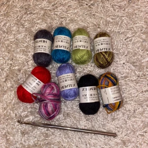 Garn & virknål  - Säljer 8 st små garn och en virknål då dem tyvärr aldrig kom till användning (det blå garnet är inte med)💙 oanvända som syns :) köparen betalar frakten! 50kr för två stycken eller all för 100kr +frakt