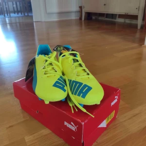 Puma fotbollskor - Puma fotbollsskor, srl 37. Men små i storleken, därav säljer jag dem. Helt oanvända, kan skickad i kartongen. 