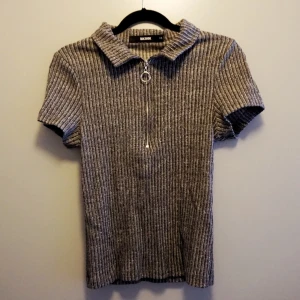 T-shirt med dragkedja  - Grå, ribbad t-shirt med dragkedja 