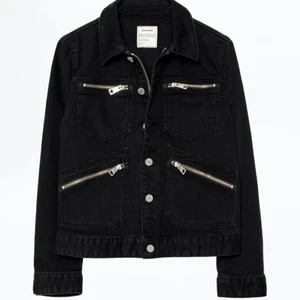 Zadig Voltaire jacka - Superfin jacka ifrån Zadig Voltaire i modellen ”Kioko Cat Jacket. Jackan är svart och har en katt med rosa detaljer på ryggen samt nitar vi armarna. Superfint skick! Storlek M och nypris är ca 3300kr. Köpare står för porto. Hör av er vid frågor! Pris kan diskuteras 