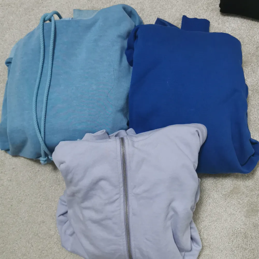 tre olika hoodies, ljus blå och lila är i nyskick 🤗 50 kr st. Hoodies.