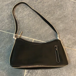 Handväska 90-tal - :-)