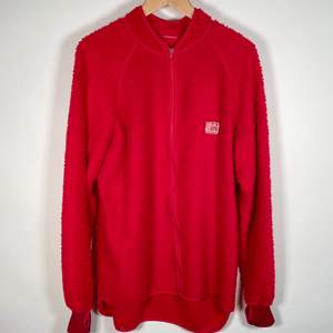 Röd Vintage Helly Hansen fiberpäls tröja. 80-tal. Kan skickas mot fraktkostnad eller hämtas i Uppsala. Sitter som en liten large / stor medium