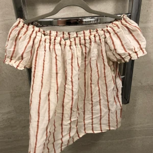 Off-shoulder top  - Skrynklig på bild. Endast använd fåtal gånger så den är i fint skick. 