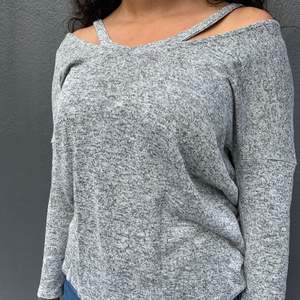 En grå långärmad tröja i storlek XS-L från Ginatricot. Den är i bra skick och är lätt att matcha, till t.ex jeans eller en kjol. 