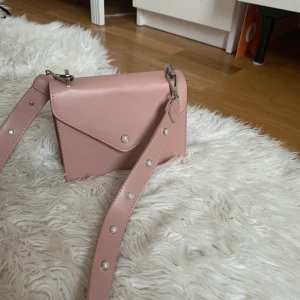 Rosa Axelbandsväska  - Köpte den på Nelly, inte använd så mycket! 