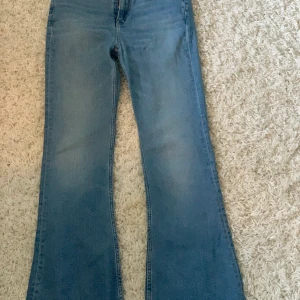 Ett par lee jeans  - Dom är i bra sick, hör av dig vid intresse!