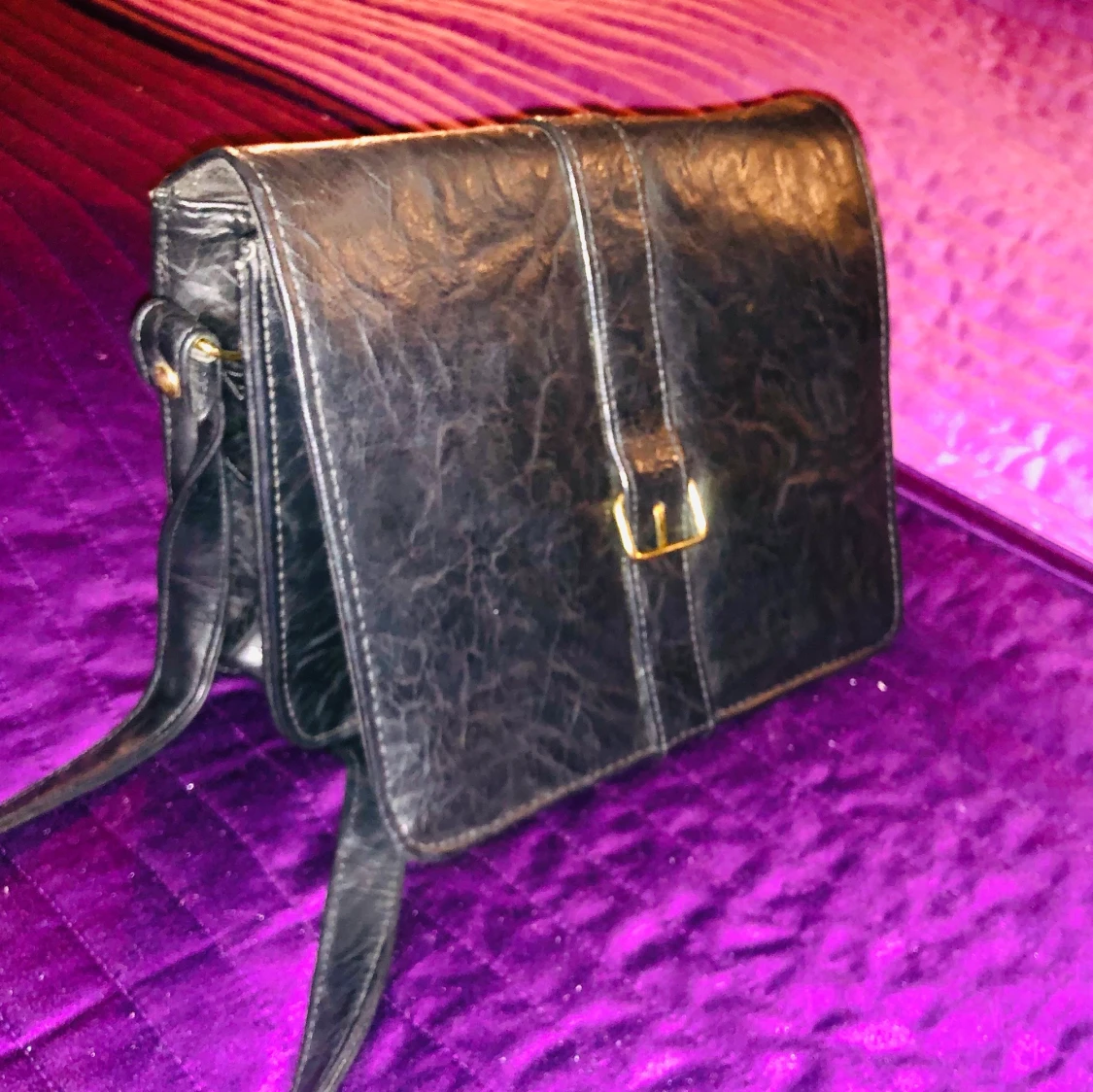 Svart superpraktisk skinnväska