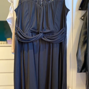 Storlek XL - fin svart klänning 