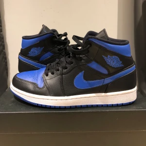 Air Jordan 1 - Säljer mina fina Jordan 1, har inte fått samma användning för dom längre och väljer då att sälja dom. Sparsamt använda, stl 41 men sitter super på mig som har storlek 40. Köpte dom nya för 1300kr. Är villig att diskutera pris och ta bud.