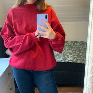 Vintage Sweatshirt - Snygg röd vintage sweater, storlek XXL så den blir snyggt oversized, långa ärmar som är skönt till vintern.