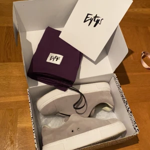 Eytys storlek 38 - Nästan oanvända eytys doja s-o suede i storlek 38. Köparen står för frakt