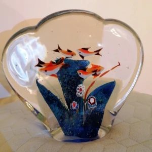 Hej undra om någon är intresserad av denna fina glasprydnad? 💞✨ - Någon som är intresserad av denna glasprydnad? 💞✨