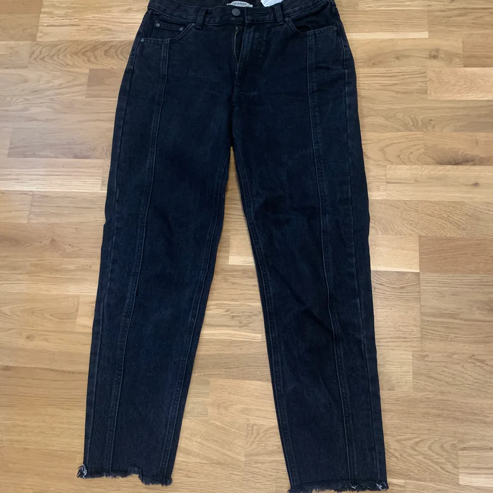 Säljer dessa jeans med hjärtan på fickorna! Köpta från ett konto på instagram för 399kr! Köpare står för frakt! Stl 36😊💞. Jeans & Byxor.