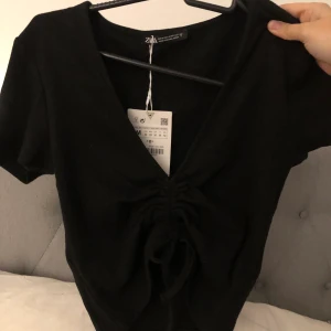 Trendig topp från zara - Jättefin oanvänd tröja. Storlek m men passar xs-m. 65 kr + frakt 