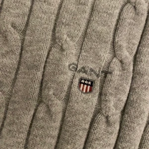 Gant tröja  - En fin tröja från märket Gant. Stl M Dam  Använd 2 gånger så den är i väldigt fint skick.  Köparen står för frakten 88kr  Nypris 1050kr  Mitt pris 500kr inte mindre