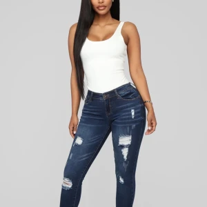 Snygga jeans i storlek 7 är som en 36  - Helt nya jeans, aldrig använda. Säljs då jag fick hem dubbletter. 