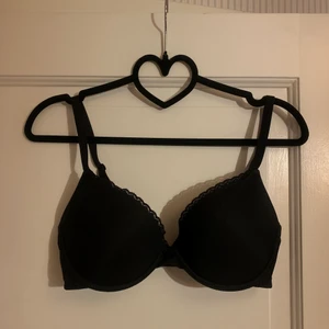 Svart pushup BH - En knappt använd BH från twilfit med spetskant! Väldigt bekväm och har pushup! 