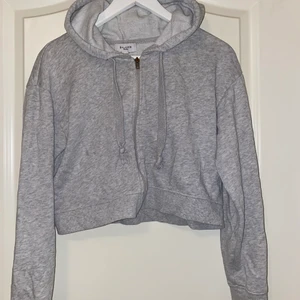 Croppad kofta - Grå croppad kofta, assnygg till ett par balla jeans. Storlek xs. Väl använd men frf i gott skick.