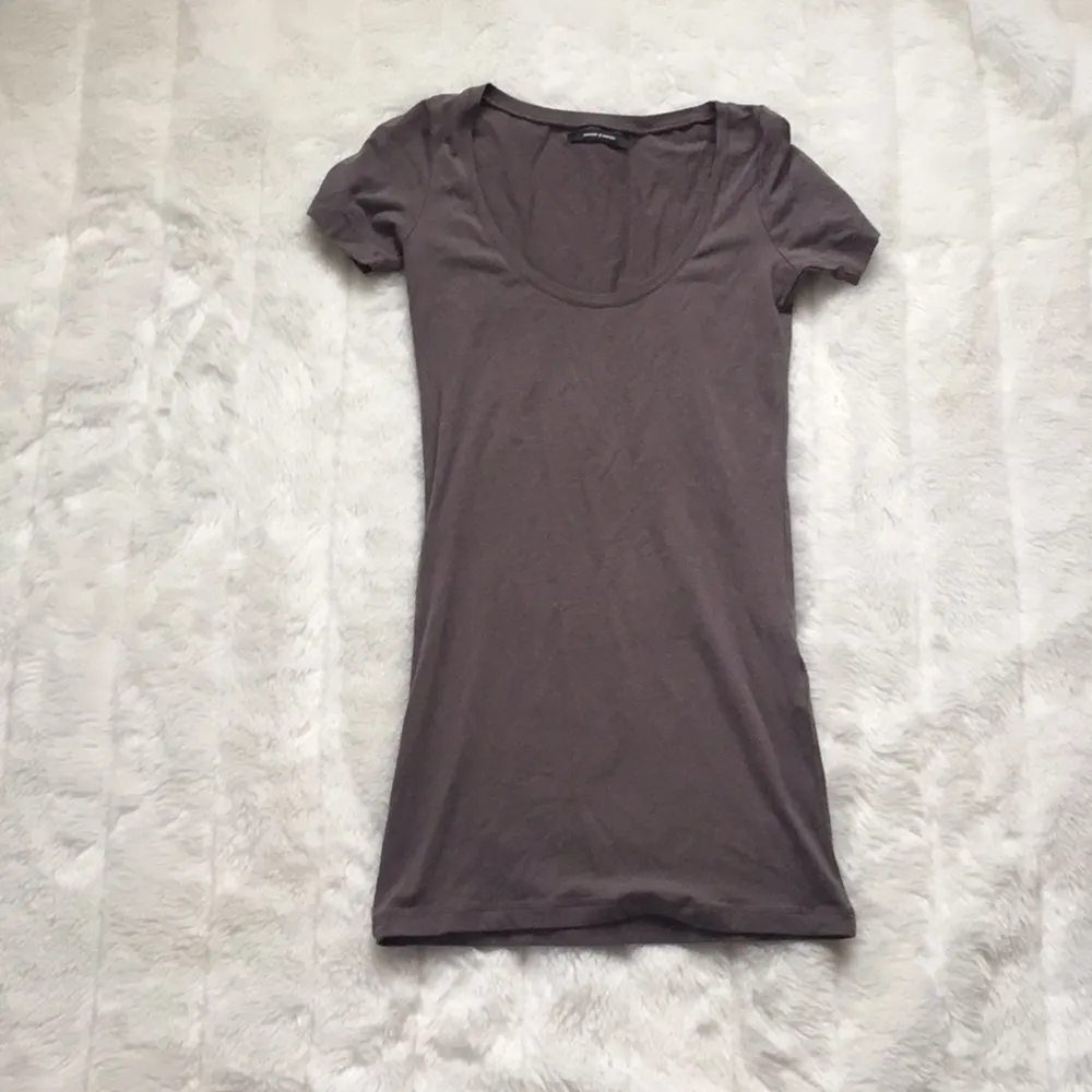 Nougat basic t-shirt från Samsoe Samsoe. Oanvänd. Stretch. Nypris 299kr. Finns även i grå och marinblå. . T-shirts.