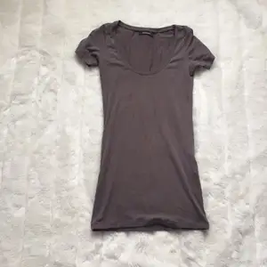 Nougat basic t-shirt från Samsoe Samsoe. Oanvänd. Stretch. Nypris 299kr. Finns även i grå och marinblå. 