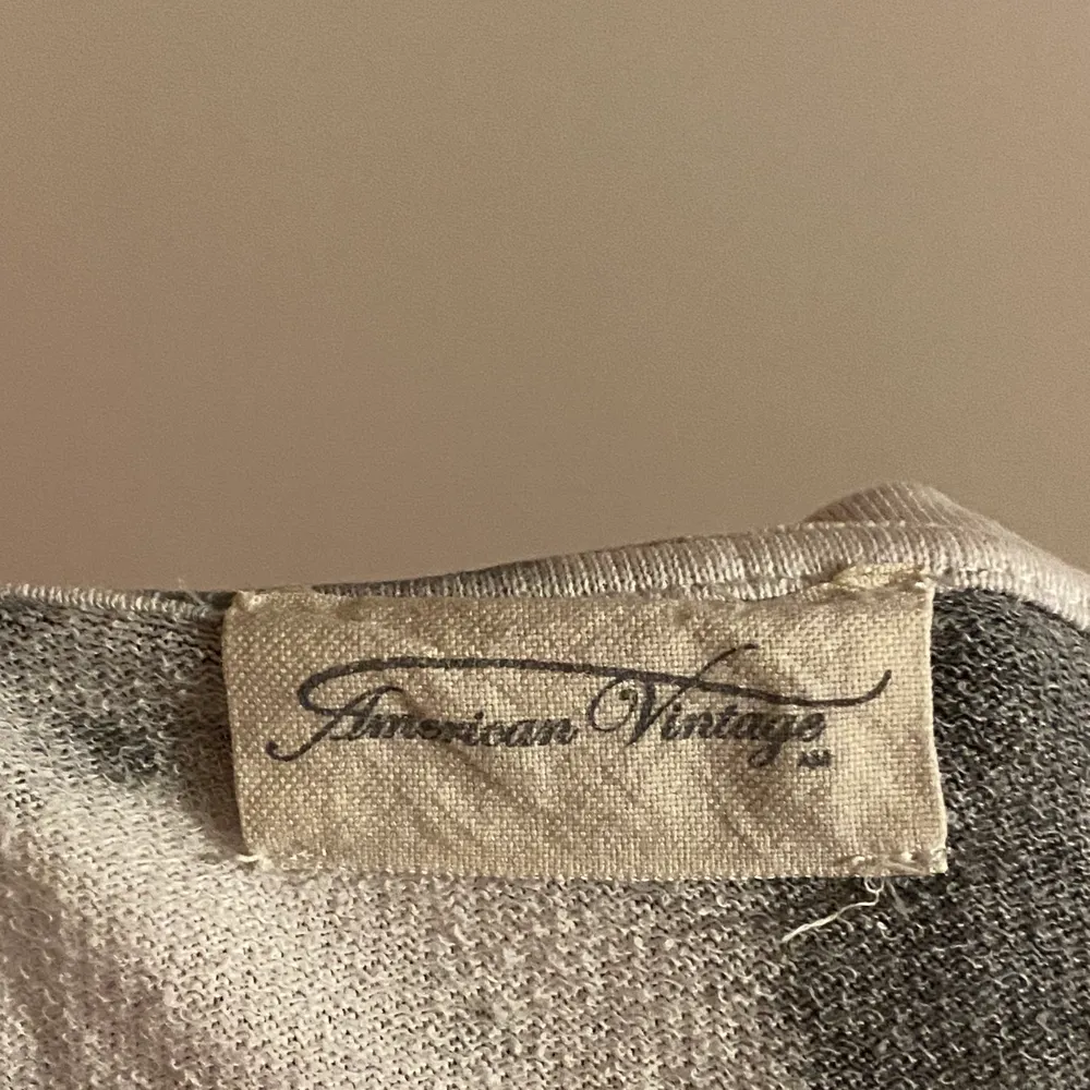 American Vintage tröja, knappt använd. Kan frakta (köparen står för frakten).. Toppar.