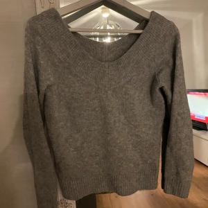 Stickad tröja - Super fin stickad tröja från hm! Det är en ”off shoulder” tröja. Knappt använd.