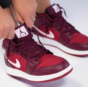 Nike air Jordan 1 mid ”quilt red” 1000kr!!!! - Har några helt nya Jordan 1 mids. Alla är köpta ifrån Zalando, har kvitto. Har dessa storlekar: EU 36,5 