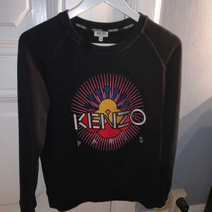 Kenzo Paris tröja använd fåtal gånger, storlek S men den är lite oversized!