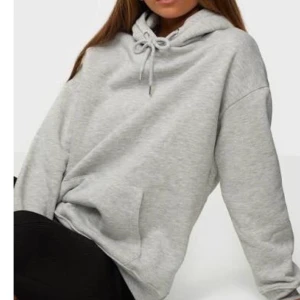 Grå hoodie  - En vanlig grå hoodie, super skön lite overzised! Frakt tillkommer:)🥰
