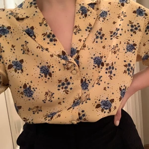 Söt blommig blus från Monki - Oversized skjortblus från Monki. Väldigt fin med gulligt mönster. Använd en del men tycker inte att det märks på kvalitén. 