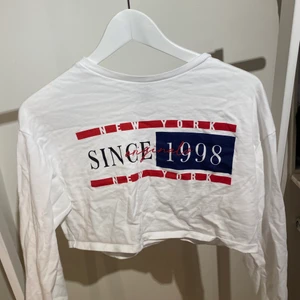 Kroppad sweetshirt - Kroppad sweetshirt från H&M i storlek XS.