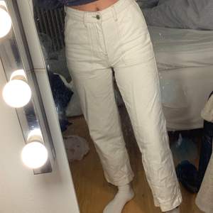 Jättefina, naturvita jeans från Gina Tricot. Har superbra passform och formar kroppen jättefint. Har knappt använt då dom är en aning för stora. Tror inte dom säljs längre så passa på! 💞💞Storlek 36. Nypris: 499