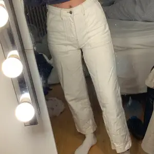 Jättefina, naturvita jeans från Gina Tricot. Har superbra passform och formar kroppen jättefint. Har knappt använt då dom är en aning för stora. Tror inte dom säljs längre så passa på! 💞💞Storlek 36. Nypris: 499