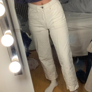 Vida, vita jeans - Jättefina, naturvita jeans från Gina Tricot. Har superbra passform och formar kroppen jättefint. Har knappt använt då dom är en aning för stora. Tror inte dom säljs längre så passa på! 💞💞Storlek 36. Nypris: 499