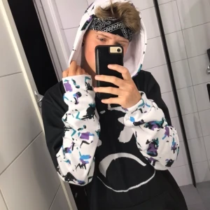 Vaporwave hoodie - Knappt använd, köpt från Vapor95, en legit vaporwave butik lanserad i USA. Mysig luvtröja, påminner om sadboys. Frakt är 66 kr!