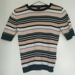 Monki topp  - Knappt använd och i fint skick