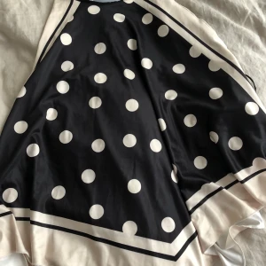 Schal linne - Såå fint linne i silke material från zara. Passar tyvärr inte mig och hann inte skicka tillbaka.