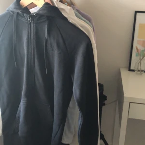 Peak performance hoodie - Svart Peak performance hoodie i strl S. Fint skick. Köparen står för frakt.