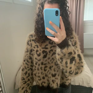 Hm, tjocktröja brun leopard, strl:S - Inte använt jätte många gånger. Säljer för att det inte riktigt är min stil men tycker den är väldigt mjuk och skön att använda🥰🥰 priset går att diskutera. Vill man få den levererad står man själv för frakt.