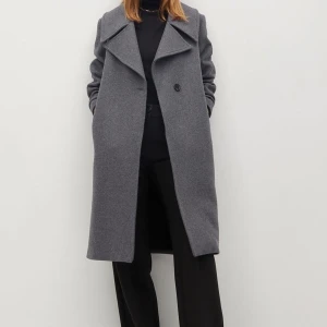 Mango kappa  - Mycket fin kappa från Mango! Nyköpt och endast använd en gång. Kappa från årets säsong därav priset. 