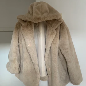 Fluffig jacka  - Jag säljer min fluffiga jacka från zara i storleken S. Användt den ca 5 gånger så den är i samma skick som när jag köpte den.