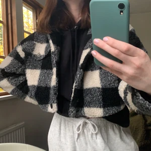 Teddyjacka - Rutig jättesnygg teddyjacka från Pull & bear i stolek S